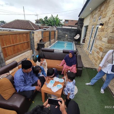 Вилла Puncak Pinus And Pool Бату Экстерьер фото