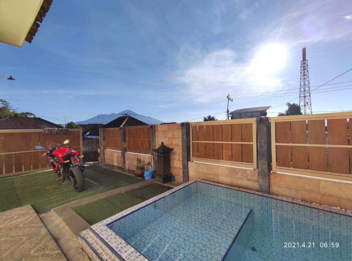 Вилла Puncak Pinus And Pool Бату Экстерьер фото