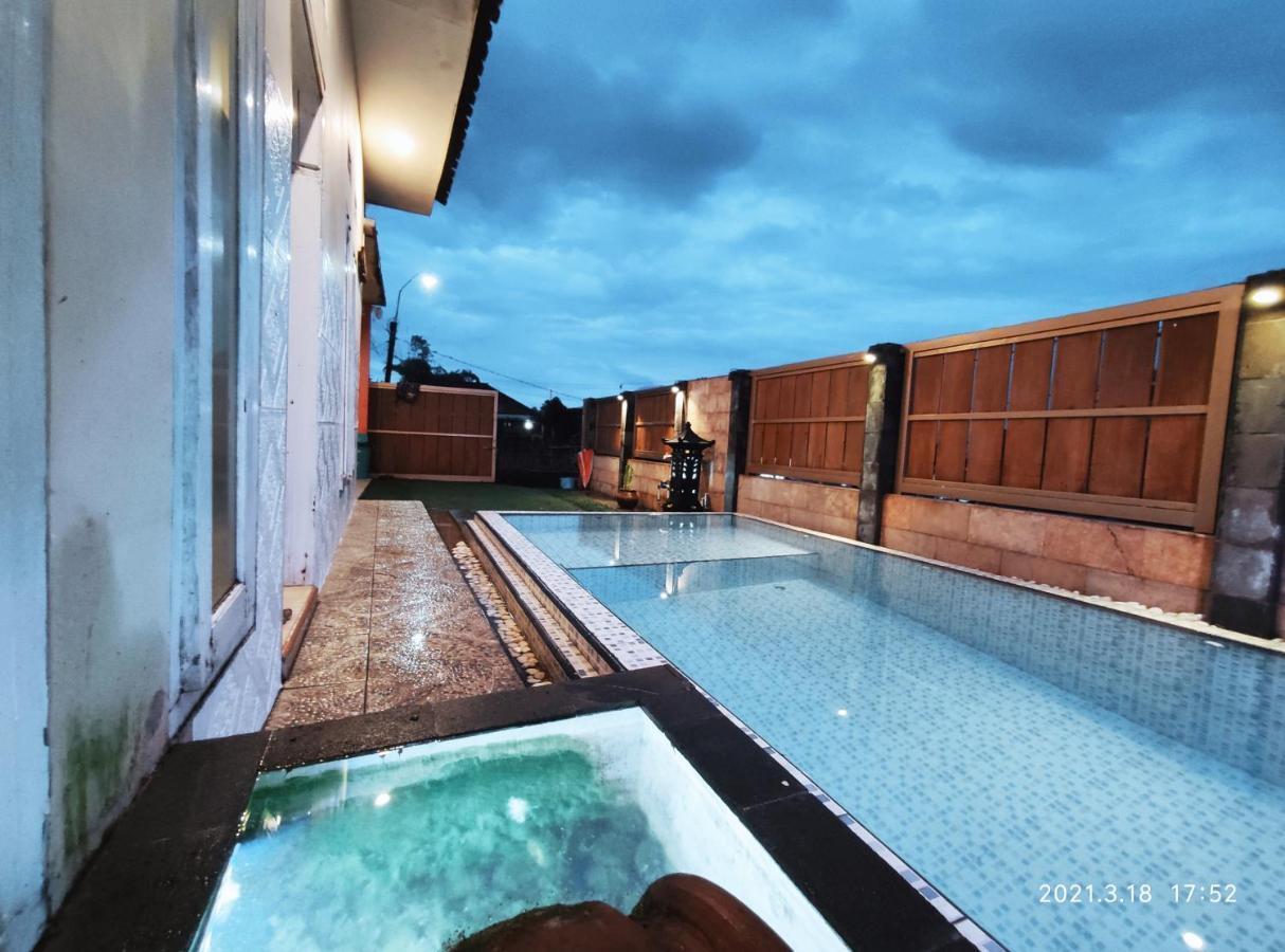 Вилла Puncak Pinus And Pool Бату Экстерьер фото
