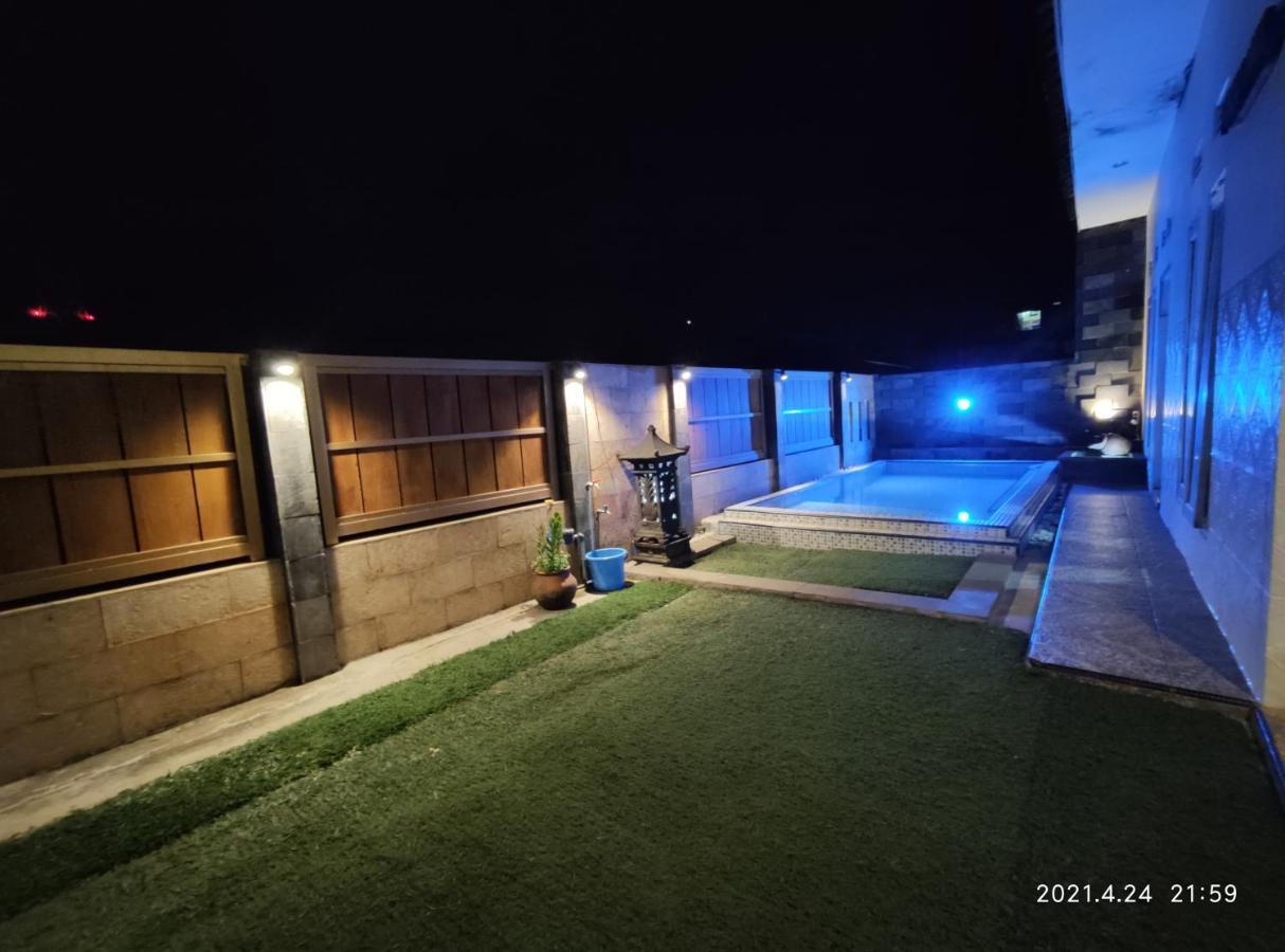 Вилла Puncak Pinus And Pool Бату Экстерьер фото