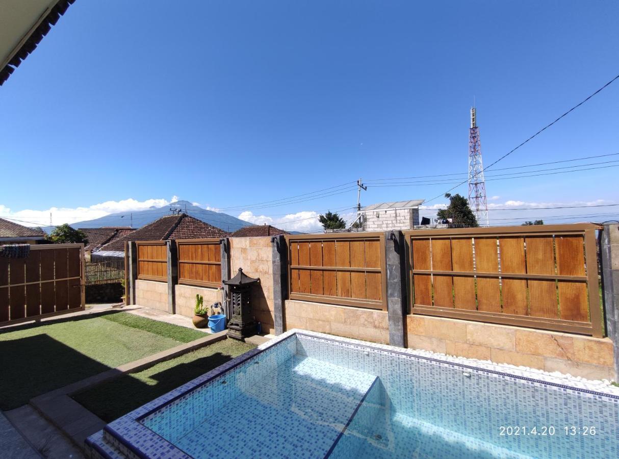 Вилла Puncak Pinus And Pool Бату Экстерьер фото