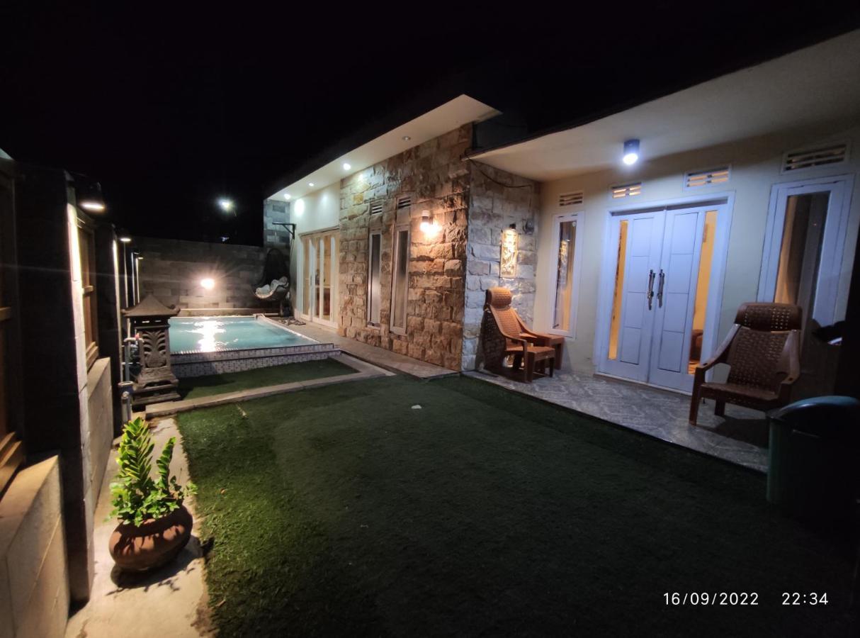 Вилла Puncak Pinus And Pool Бату Экстерьер фото