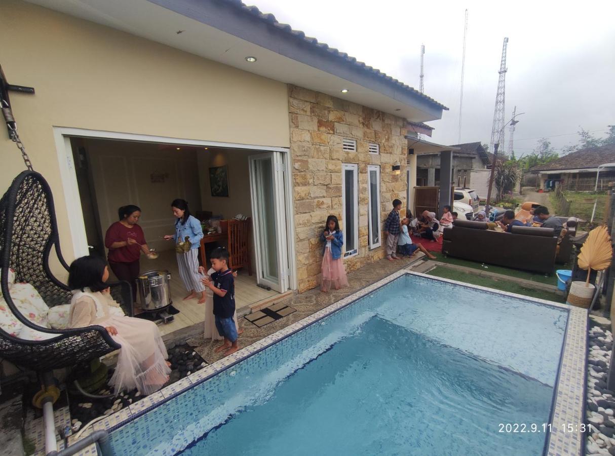 Вилла Puncak Pinus And Pool Бату Экстерьер фото