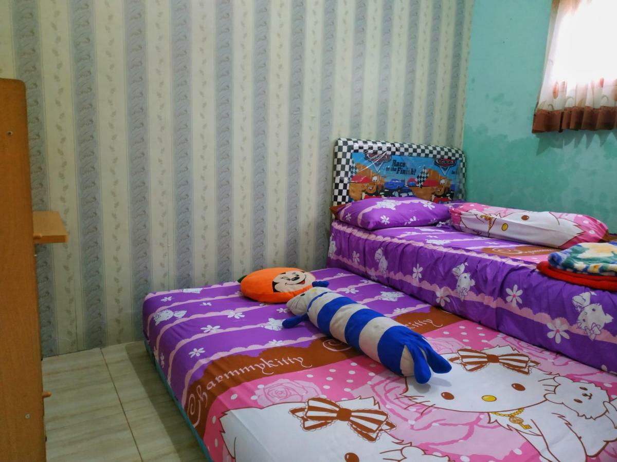 Вилла Puncak Pinus And Pool Бату Экстерьер фото
